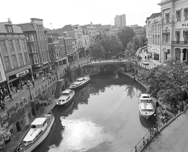 858332 Gezicht op de Oudegracht te Utrecht, met enkele pleziervaartuigen, vanaf het Stadhuis (Stadhuisbrug). Op de ...